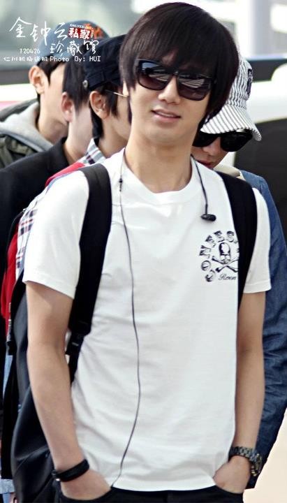 Yesung thoải mái, trẻ trung với phong cách T_shirt và quần jeans thường ngày.