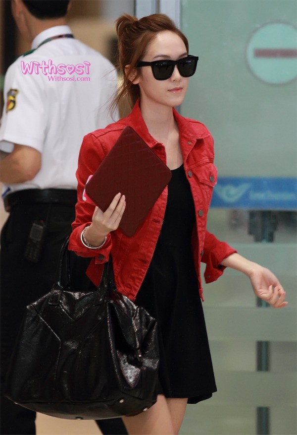 Jessica nổi bật với hai màu đen đỏ ở sân bay.