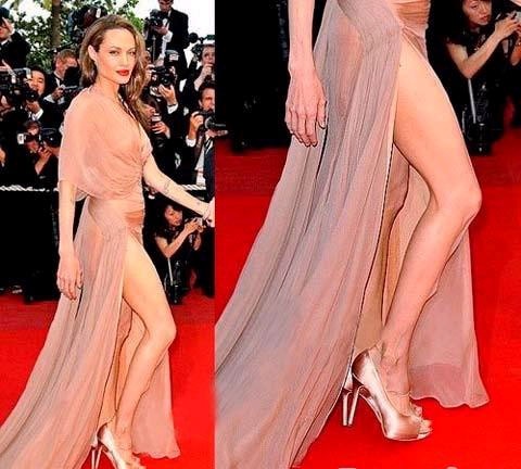 Đường xẻ quá cao của chiếc váy màu nude này khiến cho đôi chân gân guốc Angelina Jolie lộ rõ hơn bao giờ hết.