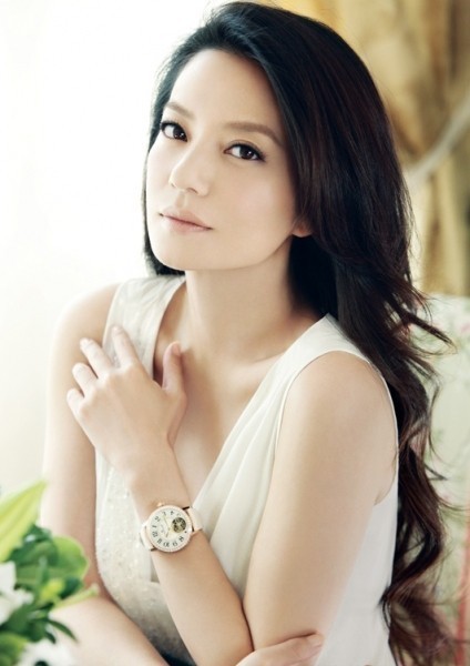 Với phong cách của Triệu Vy thì ai cũng không thể không nhìn vào chiếc đồng hồ xinh xắn trên tay.
