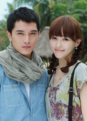 Tuy chưa nhận được lời tuyên bố chính thức từ những người trong cuộc, nhưng chuyện tình của cặp đôi "kim đồng ngọc nữ" của màn ảnh Hoa ngữ thu hút được sự chú ý của rất nhiều người.
