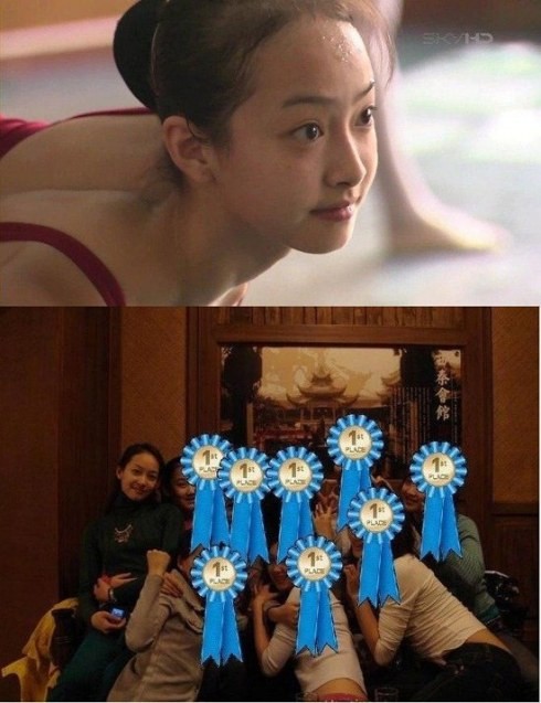 Bức ảnh chụp được trong bộ phim tư liệu về Chương Tử Di về thăm trường cũ, Học viện múa Bắc Kinh, cũng là ngôi trường Victoria theo học trước lúc sang Hàn Quốc.