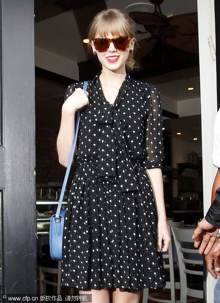 Taylor Swift, không chỉ là ngôi sao ca nhạc mà còn là ngôi sao thời trang nổi tiếng Âu Mĩ.