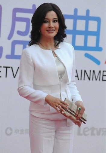 Tháng 9 năm 2012, Lưu Hiểu Khánh lại một lần nữa "tái xuất" giúp mọi người được ngắm dung nhan "có một không hai" khi đã ở vào tuổi 60 của bà.
