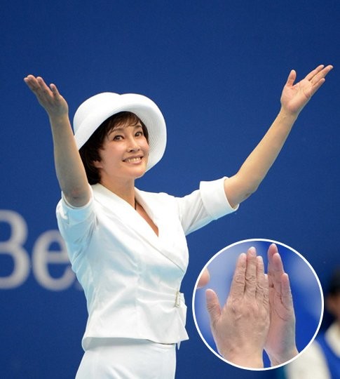 Tham gia trong một trận đấu tennis, Lưu Hiểu Khánh luôn rất thân thiện giơ tay chào hỏi với mọi người. Nhưng điều không ngờ là nếu ngoại hình còn rất trẻ trung và xinh đẹp trong bộ đồ trắng thì bàn tay của bà lại quá nhăn và rất thô.