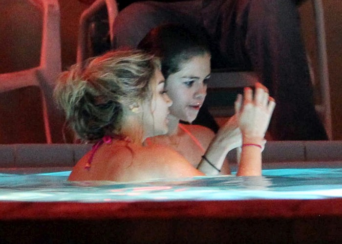Vanessa Hudgens và Selena trong hồ bơi tại Florida.