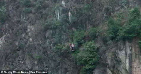 Để đến được trường học mỗi ngày, trẻ em sống trong một ngôi làng miền núi của Trung Quốc phải vượt qua một thung lũng sâu hàng trăm mét trên một chiếc xe cáp tự chế ọp ẹp