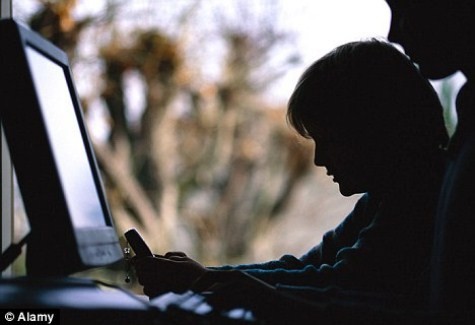 4 trong số 5 trẻ ở độ tuổi 16 thường xuyên truy cập vào những website khiêu dâm