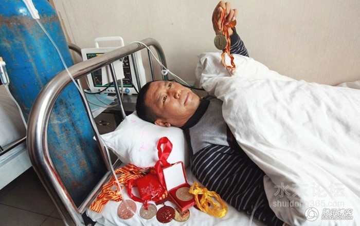 7. Li Chaohui (Lí Triều Huy), nhà vô địch thuộc thế hệ đầu tiên môn võ tự do, bị thải hồi vì chấn thương, hiện đang nằm chờ chết vì bệnh ung thư