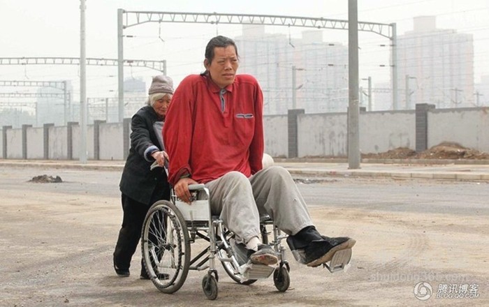 Sau cuộc phẫu thuật chấn thương lưng thất bại, vận động viên bóng rổ tài năng Huang Chengyi đã phải gắn đời mình với chiếc xe lăn.