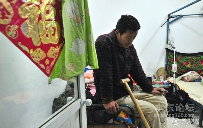 Hai mẹ con Huang hiện trú tạm trong một khu nhà sắp bị tháo dỡ