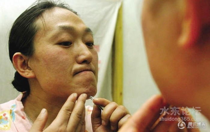 3. Chou Chunlan (Xuân Lan). Nữ vận động viên sinh năm 1971 đang soi gương để... nhổ râu. Chế độ tập luyện sớm cộng với các loại thuốc tăng lực đã làm cô bị ảnh hưởng nghiêm trọng về sinh lý.