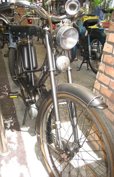Theo ước tính, thành phố Hồ Chí Minh hiện có hàng trăm người sưu tập với hàng ngàn xe gắn máy cổ các loại.