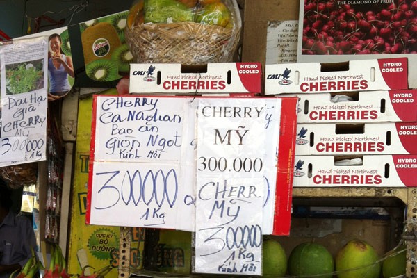 Cherry Mỹ từ một cửa hàng bán trái cây ở quận 1 được bán với giá 300.000 đồng/kg. Theo những khách hàng sành ăn cherry, giá cả loại trái cây này chênh nhau ở các cửa hàng phụ thuộc vào độ tươi ngon của sản phẩm, nếu bị héo hay bị dập thì giá bán càng rẻ.
