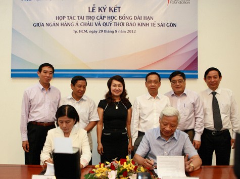 Ông Trần Xuân Giá, Chủ tịch HĐQT ngân hàng Á Châu (ACB) đã ký kết hợp tác tài trợ cấp học bổng với bà Lê Ngọc Hồng Hà, Giám đốc Quỹ Thời báo Kinh tế Sài Gòn (STF)