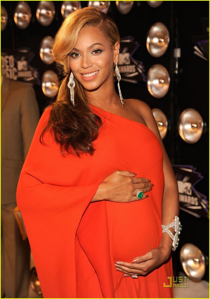 Beyonce - người phụ nữ sở hữu đường cong hoàn hảo hàng đầu làng nhạc US-UK thật cuốn hút trong váy đầm màu cam.