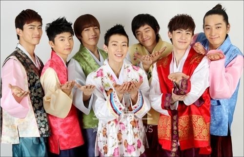 Các anh chàng 2PM "đẹp trai bất thường" khi diện Hanbook. Trang phục truyền thống dành cho nam giới này được thiết kế đa dạng về màu sắc và hoa văn.