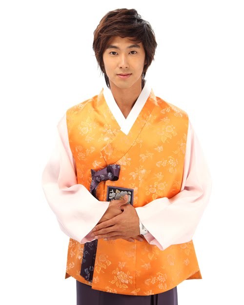 Yunho -trưởng nhóm DBSK nền nã và "hiền lạ" với hanbook màu cam vàng.