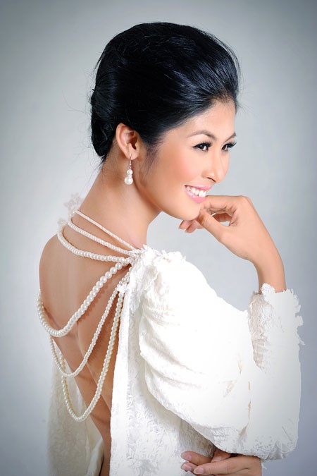 Hoa hậu 2010 Ngọc Hân là fan trung thành của .. hoa tai trắng.