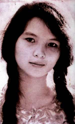 Người vợ đầu tiên của cố nghệ sĩ Lưu Quang Vũ - Tố Uyên. Khi còn trẻ, bà nổi tiếng xinh đẹp, vẻ đẹp ngọt ngào, hiền dịu đậm chất Việt. Mái tóc tết đôi giản dị là thế, mà vẫn khiến chủ nhân của nó cuốn hút mọi ánh nhìn.