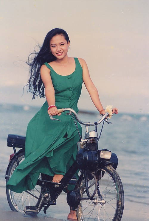 Hồng Ánh, người đã từng được mệnh danh là Choi Ji Woo của Việt Nam. Mái tóc dài tha thướt là luôn theo cô trong từng vai diễn, dù là thân phận giàu sang quyền quý, hay nghèo khó cơ cực.