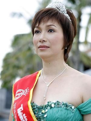 Hoa hậu Việt Nam đầu tiên 1988 Bùi Bích Phương đẹp mặn mà dù đã bước sang tuổi 40. Chiếc vương miện của chị nhỏ nhắn và khá đơn giản.