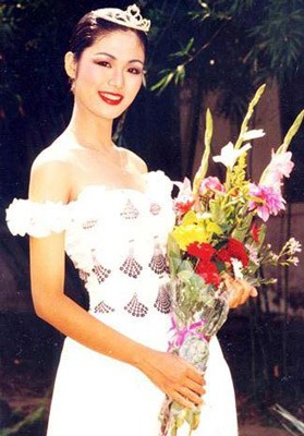 Hoa hậu Thu Thủy sở hữu chiếc vương miện nhỏ độc đáo có họa tiết hình trái tim.