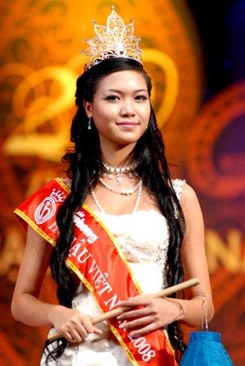 Hoa hậu 2008 Thùy Dung đội chiếc vương miện vàng trắng lunh linh, lóng lánh và mang đậm hình ảnh mũ mẹ Âu Cơ.