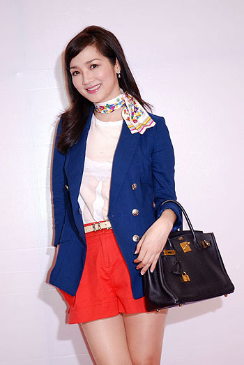 Một phụ nữ tuổi 40 đây ư? trong style coulorblock này, Hoa hậu Đền Hùng trông chỉ đáng 30 là cùng. (Ảnh: Vietbao)