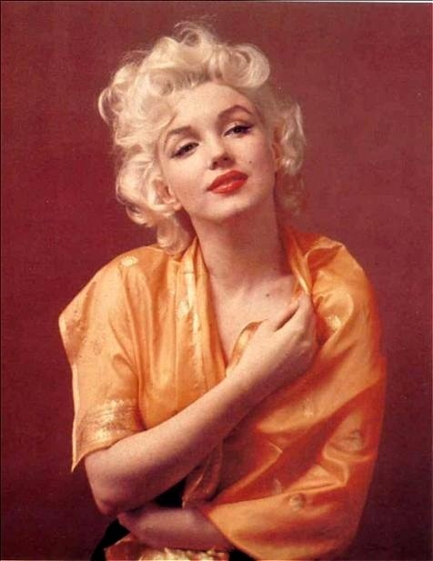 "Quả bom sex" số 1 Hollywood Marilyn Moonre là cái tên đầu tiên được nhắc tới. Huyền thoại điện ảnh này sở hữu mái tóc xoăn vàng, bồng bềnh đầy khêu gợi. Trông bà giống búp bê sứ hơn là người thật. (Ảnh: fanpop)