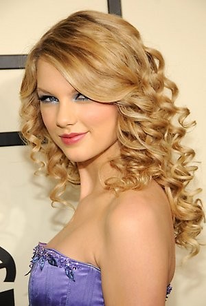 Hiếm có nữ nghệ sĩ nào mang vẻ đẹp hoàn hảo như Taylor: hội tụ cả sắc lẫn tài. Mái tóc xù mì lộng lẫy của cô nàng trở thành mốt tóc thịnh hành mùa thu đông 2011 vừa qua. (Ảnh: Time)