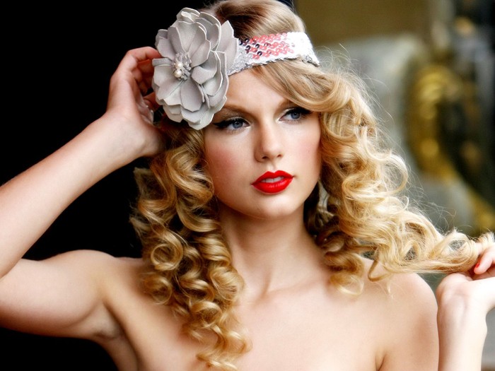 Taylor Swift khiến cả thế giới âm nhạc phải chao đảo vì giọng ca ngọt ngào đã đành, cô nàng còn khiến làng thời trang tóc phải ngả nghiêng theo. Mái tóc vàng sậm, xoăn lọn bồng bềnh đẹp tuyệt trần của Taylor là niềm mơ ước của hàng triệu thiếu nữ trên thế giới. (Ảnh: Blogspot)