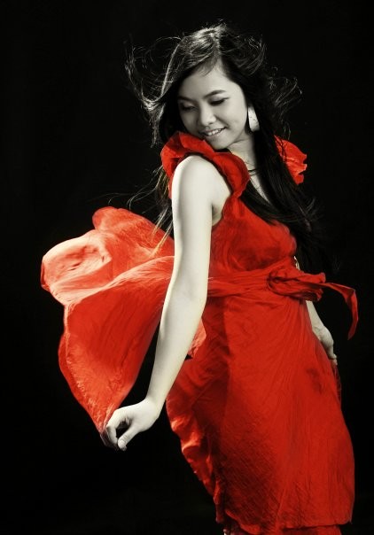 Thướt tha, bay bổng với váy đỏ. Tấm hình nghệ thuật lột tả vẻ đẹp thanh xuân, rạng ngời của Trang.