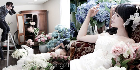 Hong Soo Ah tạo dáng kiêu kỳ trước ống kính nhiếp ảnh gia. Có lẽ, hàng triệu thiếu nữ Hàn Quốc mong muốn được hóa thân thành cô dâu xinh đẹp như Hong Soo Ah.