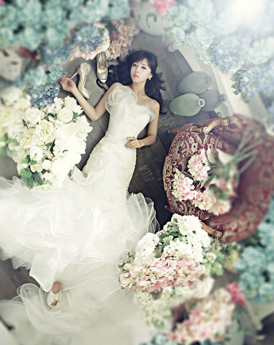 Chìm đắm giữa không gian ngập tràn sắc hoa tươi tắn, người đẹp Hong Soo Ah gợi nhớ tới câu chuyện "công chúa ngủ trong rừng". Vẻ đẹp kỳ diệu của váy cưới tinh khôi, kết hợp cùng vẻ đẹp mỹ miều của Hoong Soo Ah tạo thành bức tranh lung linh., tuyệt đẹp.