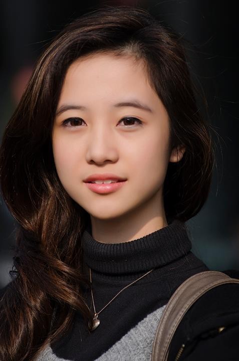 Nếu không giới thiệu trước, rất dễ nhầm June Vũ là hot girl Hàn Quốc. Không chỉ bởi gương mặt thanh tú hiếm có, mà còn bởi đôi mắt một mí rất dễ thương. Dù trang điểm nhẹ nhàng nhưng vẻ đẹp dịu dàng vẫn không hề bị nhạt nhòa, mờ phai.