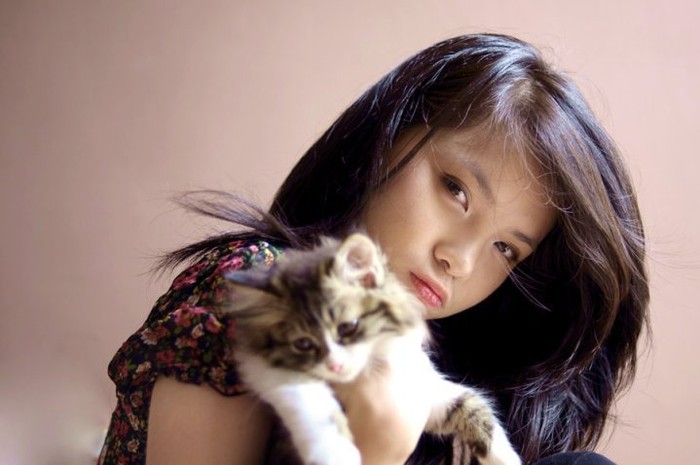 Trong hình tượng thiếu nữ... ôm mèo, Thu Trang dễ thương, xì tin đúng với lứa tuổi của mình.