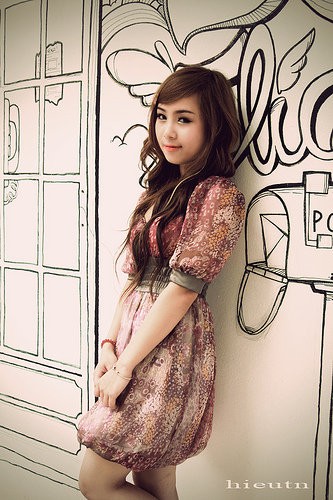 Đổi style sang váy tông màu socola, Linh Bis bỗng trầm tư lạ.