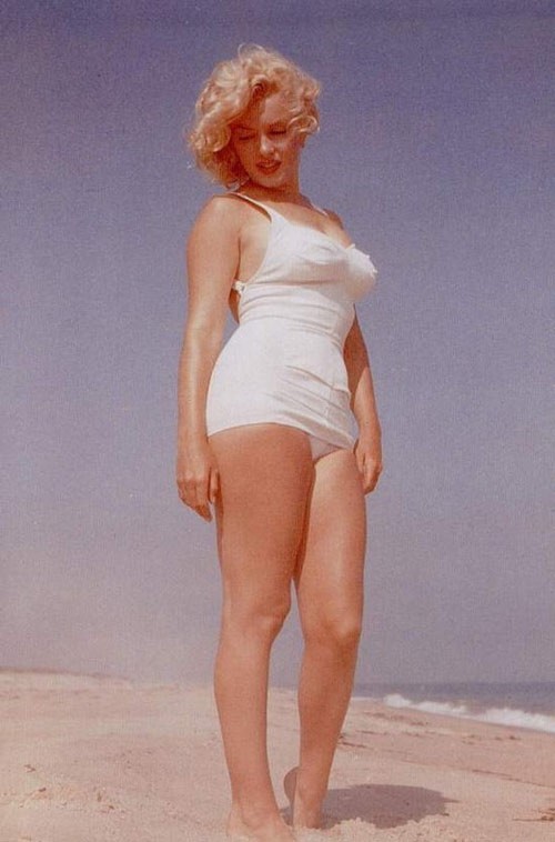 Marilyn Moonre là trường hợp "miễn bình luận". Quả bom sex thế kỷ 20 ghi dấu ấn quá sâu đậm vào tâm trí các nhà tạo mẫu thời trang, và cả công chúng. Vì vậy, không lạ khi cô là mỹ nhân đứng đầu danh sách "20 người đẹp mặc bikini đẹp nhất mọi thời đại".