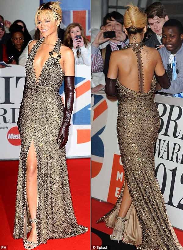 Rihanna được đánh giá cao với chiếc váy đính hạt lấp lánh hở lưng rất ton sur ton với đôi giày.