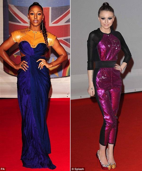 Alexandra Burke, ca sĩ giành giải trong chương trình X Factor chọn chiếc váy xanh pha vàng và Cher Lloyd mặc một bộ jumpsuit đen hồng, nhưng cả hai đều không được đánh giá cao về gu thời trang.