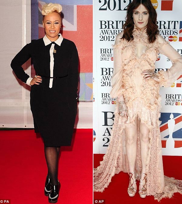 Emeli Sande (trái) mặc chiếc váy kiểu thời trang công sở đi dự tiệc, còn Florence Welch thì trắng bệch như xác ướp với chiếc váy màu be rườm rà.