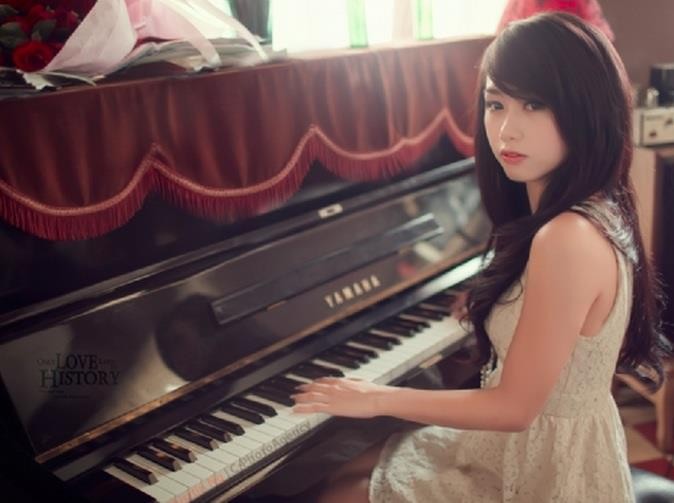 Thiếu nữ bên cây đàn piano, ngón tay lướt nhẹ phím đàn, nhưng tâm hồn nàng đang phiêu lãng nơi đâu?