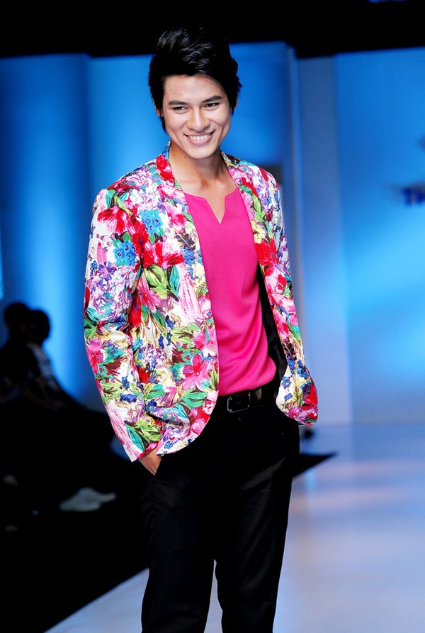 Mister Vietnam 2010 Lê Khôi Nguyên cũng diện áo hoa. Nụ cười tươi hết cỡ càng làm cho chiếc áo màu mè thêm phần rực rỡ.