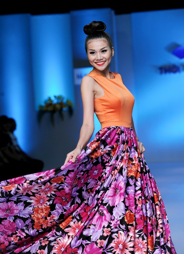 Thanh Hằng thướt tha, rạng ngời khi diện váy hoa dài, biểu diễn trong chương trình. Siêu mẫu có cặp chân dài nhất Việt Nam cuốn hút người xem trong từng nhịp bước.