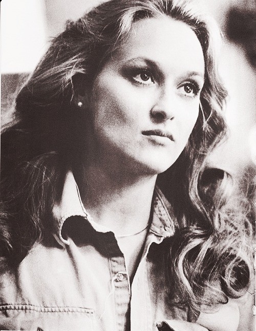 Với mái tóc uốn xoăn bồng bềnh như thời thiếu nữ, Meryl Streep đẹp hút hồn, mang một chút mặn mòi của phụ nữ trưởng thành.