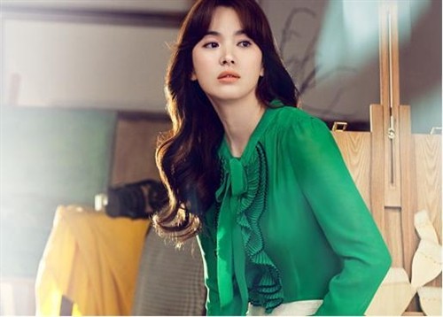 Người đẹp có gương mặt khả ái số 1 Hàn Quốc hóa thân tuyệt đẹp vào hình tượng quý cô công sở thanh lịch.