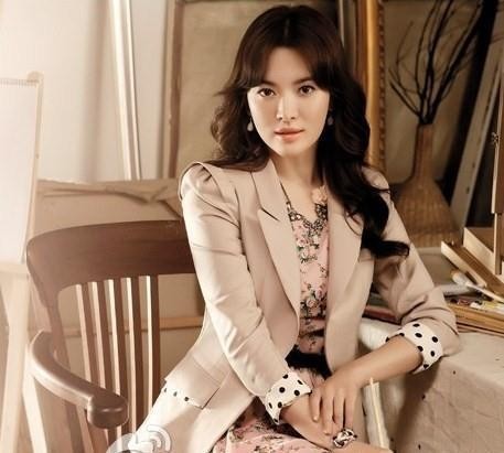Diện nguyên một bộ đồ màu be, hoặc bạc ánh kim, bạn có thể dễ dàng kết hợp với vòng tay và son môi. Hãy thỏa sức ngắm nghía và diện đồ công sở đẹp như Song Hye Kyo nhé.
