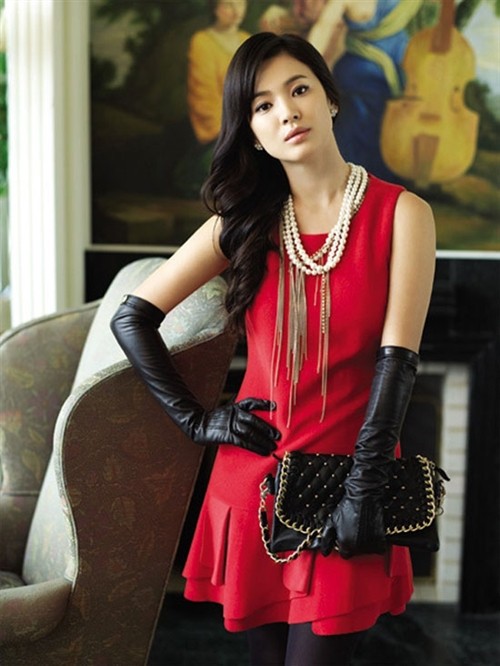 Nồng nàn quyến rũ với váy đầm đỏ. Trông Song Hye Kyo thật sành điệu, thời thượng.
