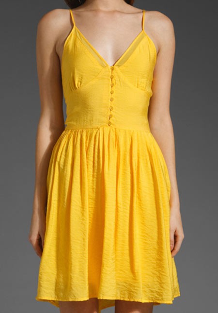 Mặc trang phục màu này, người mặc sẽ được tôn da và trẻ trung hơn. Dưới đây là những mẫu váy màu vàng mù tạt của các nhà mẫu thế giới với giá cả phải chăng. Váy BB Dakota giá 61 USD.